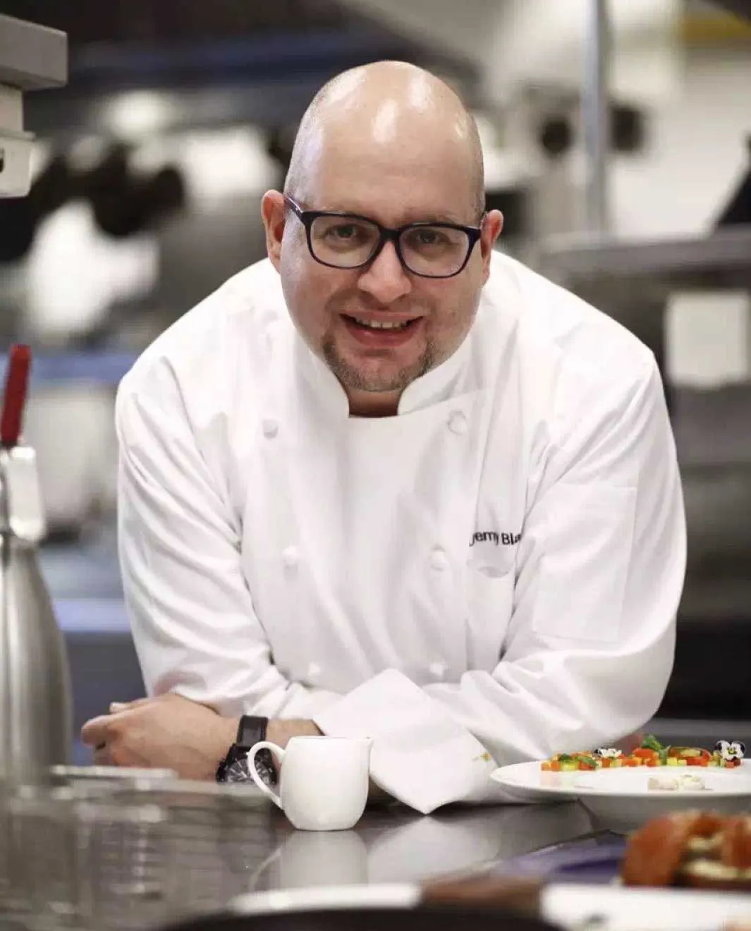 Jérémy Biasiol en tenue de chef dans une cuisine professionnelle